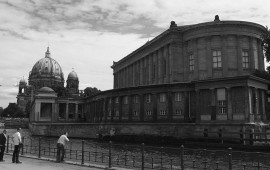 Schwarzweiß-Foto der Museumsinsel in Berlin