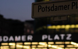 Straßenschild Potsdamer Platz, im Hintergrund der Bahnhof Potsdamer Platz
