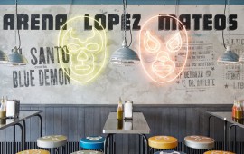 Mexikanische Luchadores Masken, ein Stilelement, das sich in vielen Bereichen der Taqueria wiederfindet.
