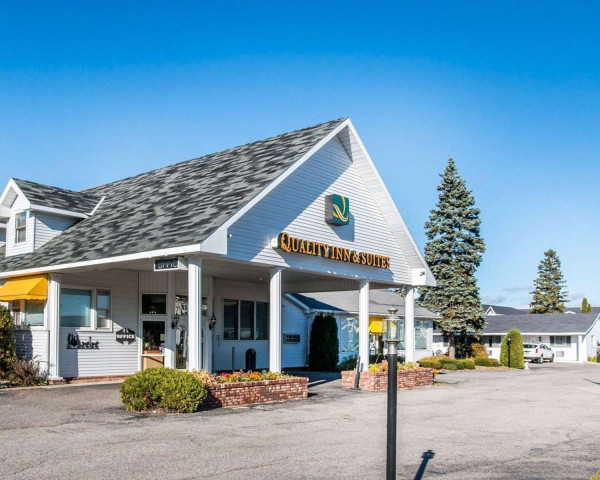 Quality Inn & Suites Beachfront (Mackinaw City)