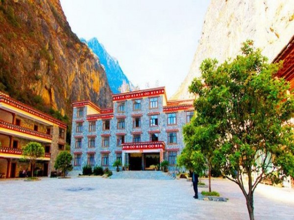 Shangri-la Grand Canyon Balog Zon Water Village Hotel (Diqing)