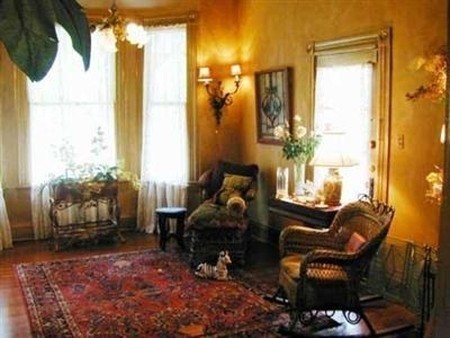 ROBIN'S NEST BED AND BREAKFAST (Houston)