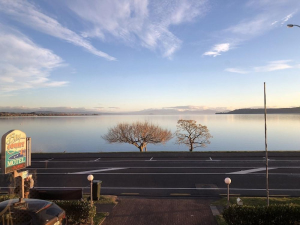Baycourt Lakefront Motel (Taupo)