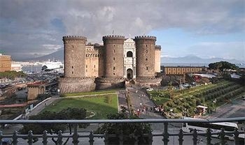 Al Maschio Angioino - Castel Nuovo (Neapel)