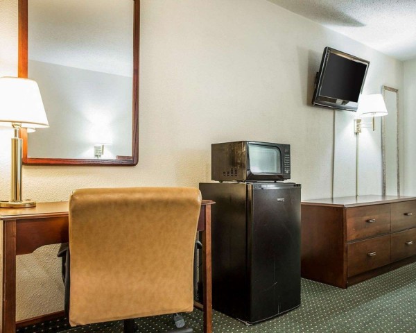 Econo Lodge Inn & Suites Fort Jackson area (Columbia)
