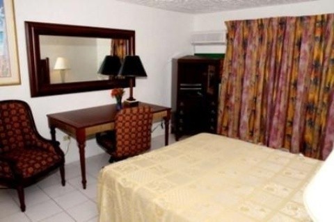 CASUARINAS HOTEL (Nassau)