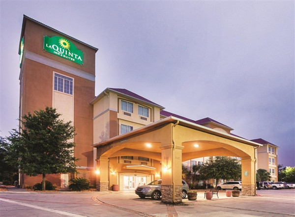 Comfort Inn and Suites Near Six Flags an (San Antonio)