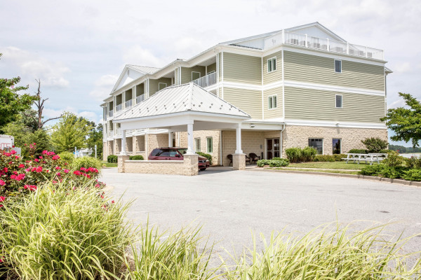 an Ascend Hotel C Island Inn and Suites (Piney Point)
