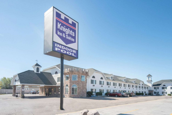 KNIGHTS INN AND SUITES GRAND F (Grand Forks)