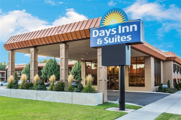 Days Inn and Suites Logan