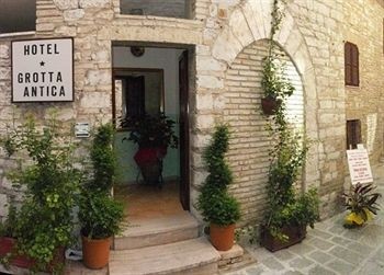 Hotel Grotta Antica (Assisi)