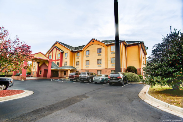 Comfort Inn & Suites North (Macon)